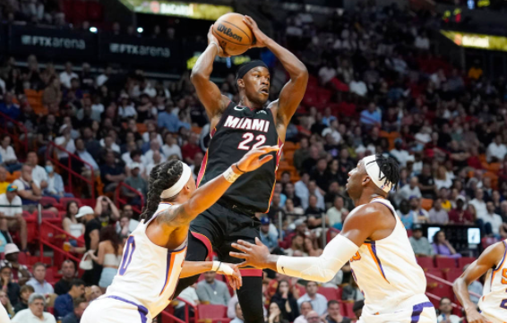 布克25分失绝杀阿德巴约30+10 热火113-112射落太阳3连胜 布克25分失绝杀阿德巴约30+10 热火113-112射落太阳3连胜