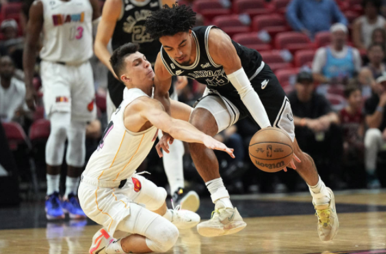 NBA-热火错失绝杀主场111-115不敌马刺 凯尔登21+6巴特勒空砍30分 NBA-热火错失绝杀主场111-115不敌马刺 凯尔登21+6巴特勒空砍30分