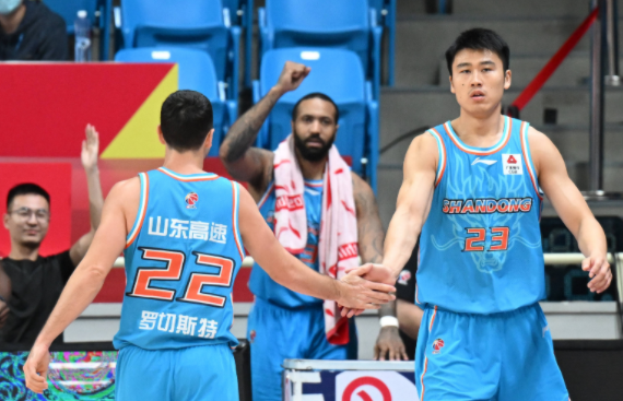 CBA-江苏94-90险胜山东结束三连败 布莱克尼54+12高诗岩准三双 CBA-江苏94-90险胜山东结束三连败 布莱克尼54+12高诗岩准三双