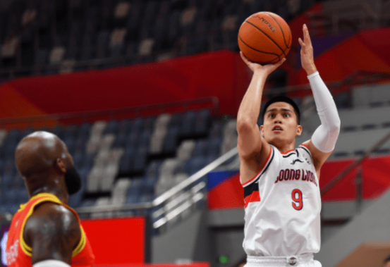 CBA-山东112-109险胜广州 兰兹博格37+8送准绝杀 陈盈骏致命失误 CBA-山东112-109险胜广州 兰兹博格37+8送准绝杀 陈盈骏致命失误