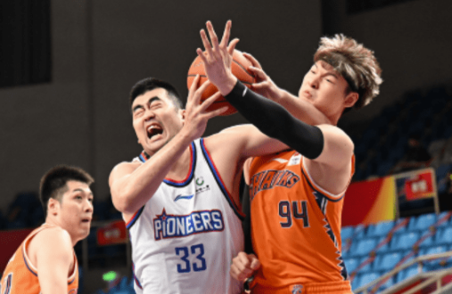 王哲林31+15杰曼空砍30分 青岛91-96惜败上海遭两连败 王哲林31+15杰曼空砍30分 青岛91-96惜败上海遭两连败