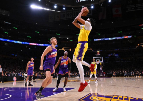 戴维斯27+9+5布克33分 奇兵里夫斯25+11湖人122-111胜残阵太阳 戴维斯27+9+5布克33分 奇兵里夫斯25+11湖人122-111胜残阵太阳