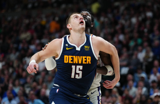 约基奇39+16布克空砍35分 保罗伤退掘金97-87胜太阳总分2-0 约基奇39+16布克空砍35分 保罗伤退掘金97-87胜太阳总分2-0