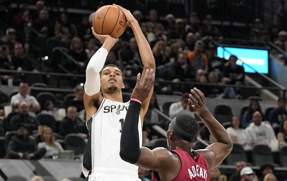 邓罗26分 文班18+11+7 热火118-113逆转迎五连胜&送马刺五连败 邓罗26分 文班18+11+7 热火118-113逆转迎五连胜&送马刺五连败