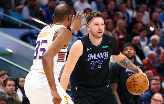 布克46+7东契奇34分 杜兰特轻松两双太阳132-109大胜独行侠 布克46+7东契奇34分 杜兰特轻松两双太阳132-109大胜独行侠