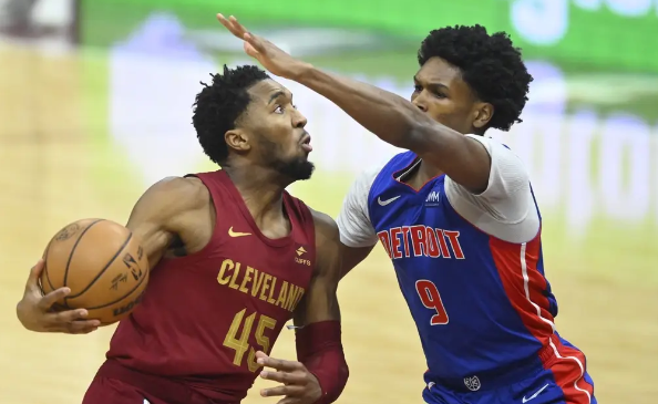 骑士128-121力克活塞 米切尔45+6+8 加兰19分 加里纳利20分 骑士128-121力克活塞 米切尔45+6+8 加兰19分 加里纳利20分