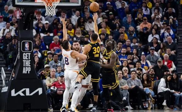 库里三分绝杀!克莱板凳坐穿 杜兰特空砍准三双 勇士113-112险胜太阳 库里三分绝杀!克莱板凳坐穿 杜兰特空砍准三双 勇士113-112险胜太阳