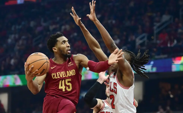 米切尔30+6+7 怀特32+7 德罗赞24+6 骑士108-105险胜公牛 米切尔30+6+7 怀特32+7 德罗赞24+6 骑士108-105险胜公牛