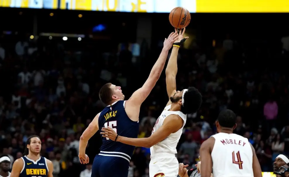 约基奇26+18+16 波普22分 小莫布里23分 掘金130-101大胜骑士止连败 约基奇26+18+16 波普22分 小莫布里23分 掘金130-101大胜骑士止连败