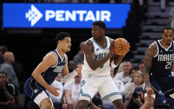 独行侠内线62分夺主场 东欧合砍63分 华子19+11+8 独行侠1-0领先森林狼 独行侠内线62分夺主场 东欧合砍63分 华子19+11+8 独行侠1-0领先森林狼