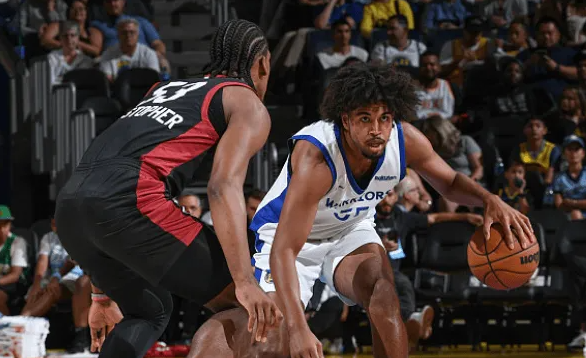 NBA夏联-汤普森27+7 15号秀韦尔12+6+5帽 勇士105-66大胜热火