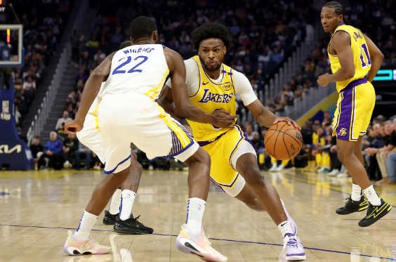 布朗尼17分库明加17+4 勇士132-74狂胜湖人58分季前赛全胜