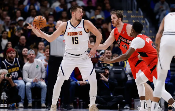 约基奇28+14+13 威少21+6+6 迪克26+5 掘金险胜猛龙