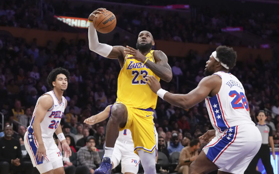 詹姆斯三双浓眉复出31+9 湖人116-106轻取残阵76人止连败