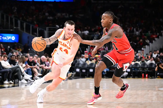 武切维奇18+11 公牛8人上双末节净胜20分逆转老鹰结束4连败