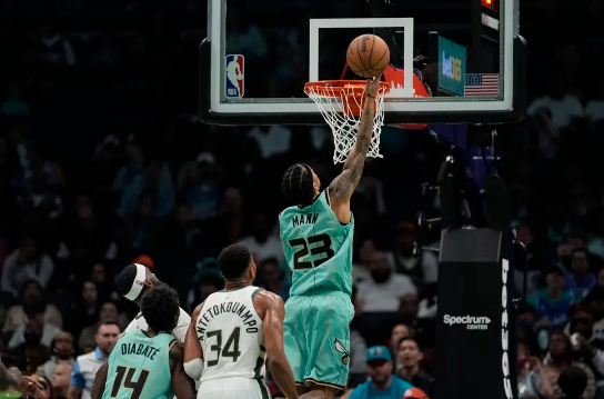 字母哥22+15+12 鲍尔26+9 黄蜂1分险胜雄鹿