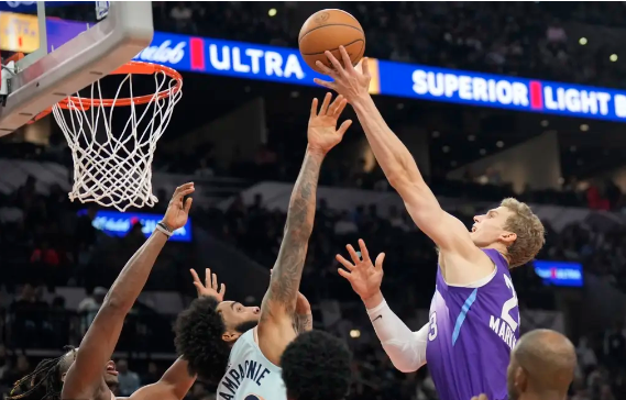 巴恩斯25+10 保罗13+10 文班缺阵 马卡27分 马刺逆转爵士