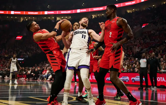 艾顿26+9 小萨21+14+11 蒙克29+9 开拓者6人上双击败国王 艾顿26+9 小萨21+14+11 蒙克29+9 开拓者6人上双击败国王