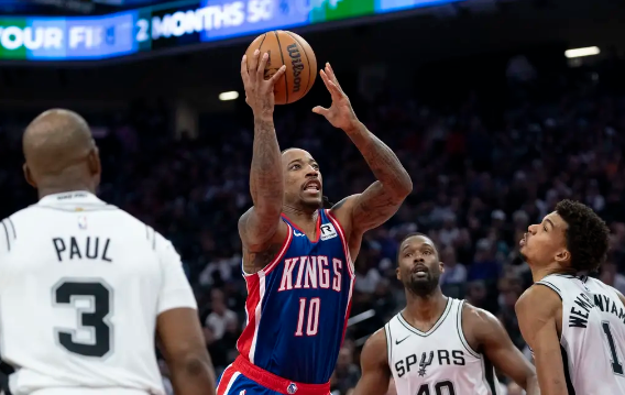 文班34+13+11 保罗11+10 德罗赞28+7 马刺险胜国王