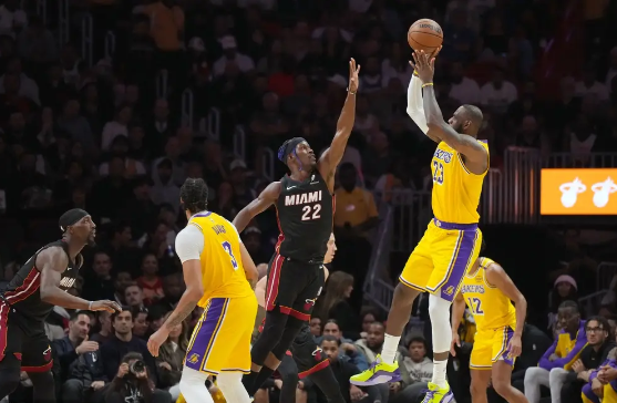 希罗单节7记三分 詹姆斯29+8 浓眉14中3 热火41分大胜湖人