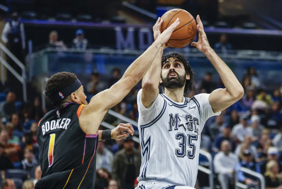 萨格斯末节14分 比塔泽21+16 布克25+7 残阵魔术送太阳3连败