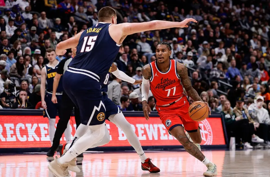 约基奇16+7 哈登复出15+5+6+9失误 掘金22分大胜快船