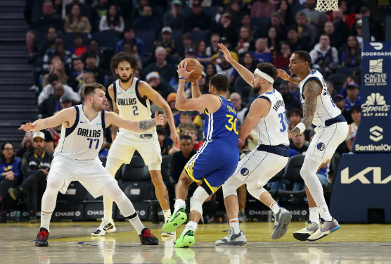 勇士轰27记三分仍负独行侠 东契奇45+三双 克莱29分赛季新高 勇士轰27记三分仍负独行侠 东契奇45+三双 克莱29分赛季新高