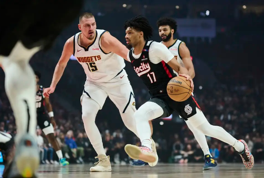 西蒙斯压哨上篮绝杀 约基奇34+8 开拓者拒绝掘金单节17分逆转