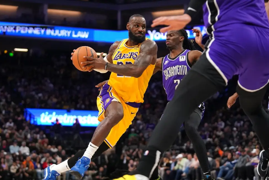 詹姆斯19+6+7&一场两项历史纪录 浓眉21+18+6帽 湖人再胜国王