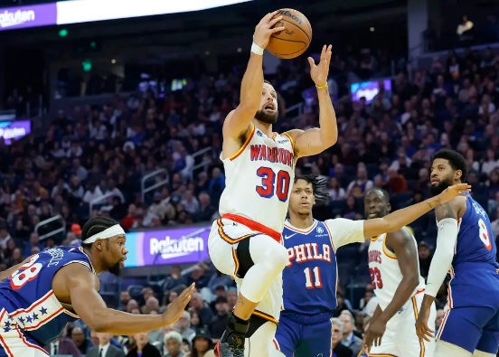 库里三分8中8砍30+6+10 恩比德28+14 勇士7人上双大胜76人