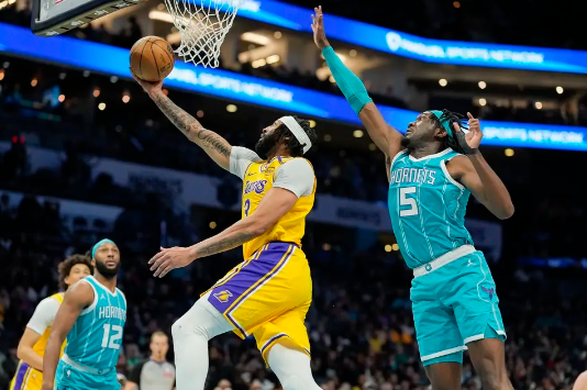 浓眉轰42+23 詹姆斯22+7+8 鲍尔伤退 湖人力克黄蜂迎4连胜