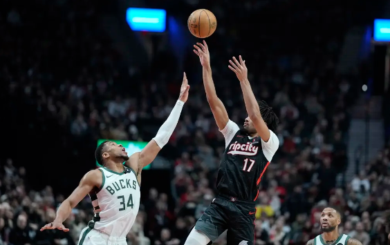 阿夫迪亚30+9字母哥空砍39分 艾顿两双开拓者125-112胜雄鹿