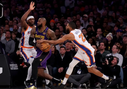 詹姆斯33+11+12 里夫斯27分 布朗尼2分 湖人攻下麦迪逊