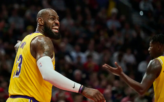 詹姆斯40+8里夫斯32分 东契奇缺阵湖人110-102胜开拓者