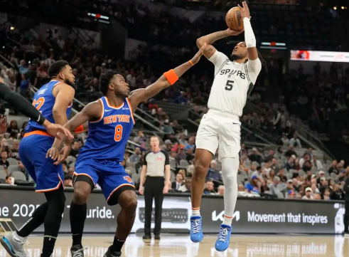 马穆凯20分钟14投13中砍34+9 唐斯32+9 马刺轻取尼克斯